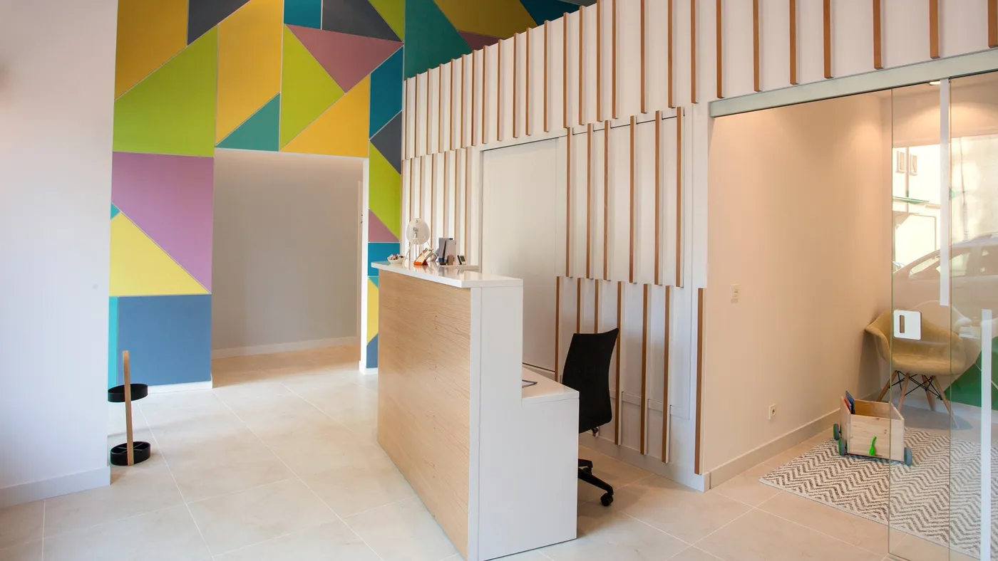Recepción de vieiro’17 en Santiago de Compostela, con el mural geométrico de colores al fondo